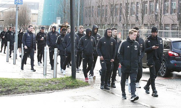 Odegaard leads Arsenal on a chilly stroll around Manchester ahead of City clash