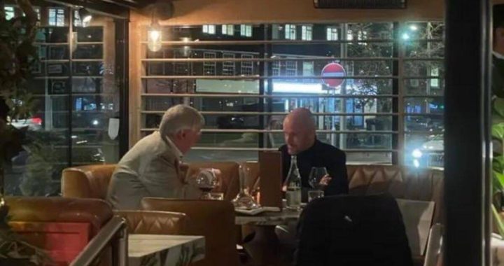 Ten Hag and Ferguson spotted in a restaurant ahead of clash against Barcelona