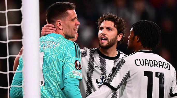 Juventus keeper Szczesny leaves match in tears with apparent chest discomfort