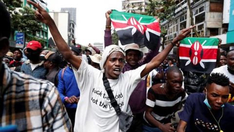 Pro- and anti-government protesters clash in Kenya as police fires tear-gas to stop groups